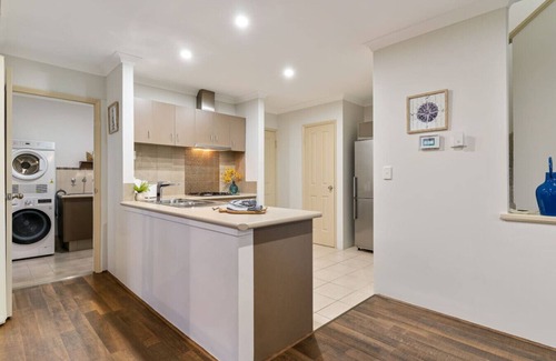 Mandurah Apartment | Sandy Retreat: Your Perfect Beachside Getaway