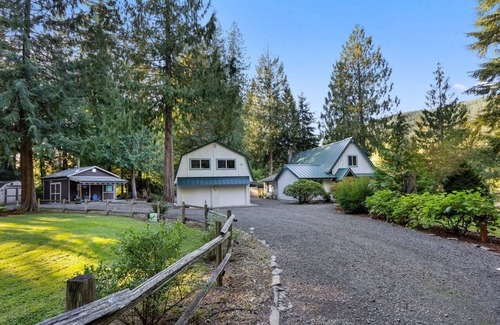 Sandy House | Sandy River's Hush, Cozy Cabin on 1.2 acres tucked above the Sandy River