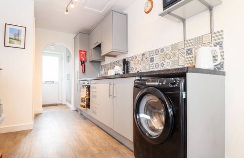 Camborne Cottage | SANDYFEET, pet friendly, with a garden in Camborne