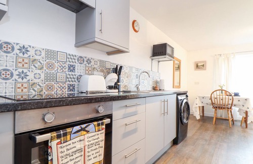 Camborne Cottage | SANDYFEET, pet friendly, with a garden in Camborne