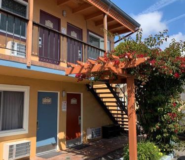 Carpinteria Hotel | Sandyland Reef Inn