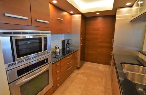 Punta Rassa Condo | Sanibel Harbour Resort Harbour Tower 416: Relaxing in lanai gliders after a day of adventuring