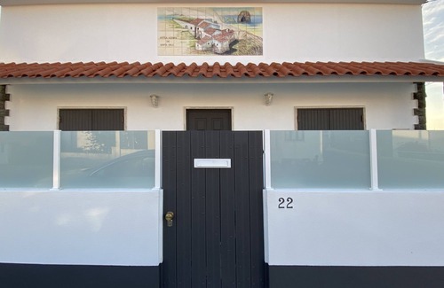 Praia de Santa Cruz House | Santa Cruz Beach Base - 3 Bdr & BBQ by the sea