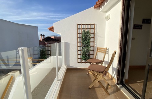 Praia de Santa Cruz House | Santa Cruz Beach Base - 3 Bdr & BBQ by the sea
