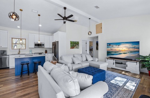 Fort White Cabin | Santa Fe River Front, Luxury Retreat near Ginnie Springs and Ichetucknee