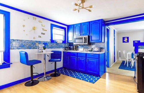 Old Brooklyn House | Sapphire Haven: Peaceful 2BR Upper Unit Retreat | Laundry, Parking, Safe Location 8 Min to Airport