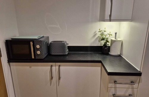 Basingstoke Apartment | Sapphire Luxe - Basingstoke. Sleeps 4 * Free Parking * Fully Equipped