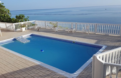 Boscobel Villa | Sapphire Reef Villa, Ocean Front on a Protected Reef, Pool, Staffed, Private