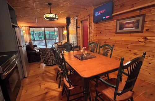 Greenfield Center Cabin | 🐎Saratoga Track & Streamside Retreat 🌲 - Relax, Hike, Shop & Dine!