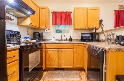 Gatlinburg Cabin | Sasquatch Lodges 8 units Sleeps 94