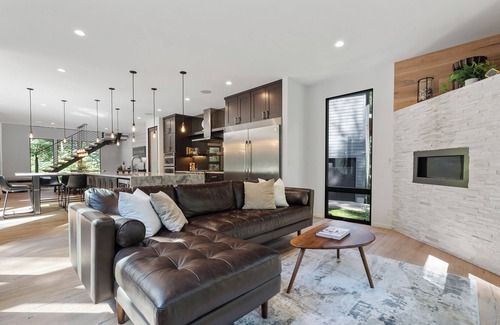 Saugatuck House | Saugatuck Modern Retreat w/ HotTub & Walk to Beach