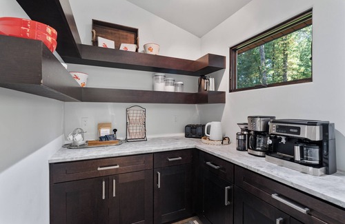Saugatuck House | Saugatuck Modern Retreat w/ HotTub & Walk to Beach