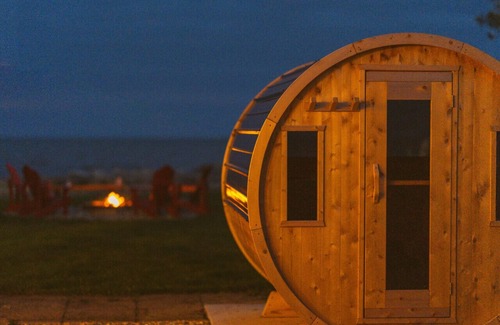 Kingsville Cottage | Sauna, stunning views of Lake Erie, lakefront retreat