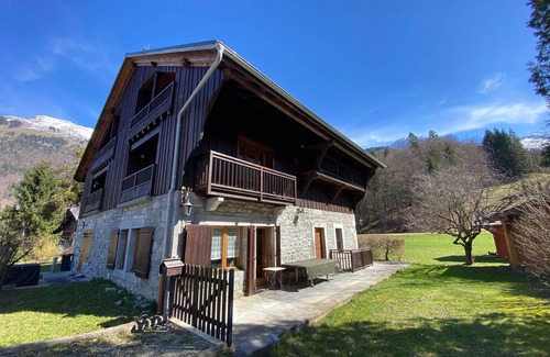Samoens Ski Chalet | Savoyard Chalet with Fireplace and Parking in Samoëns