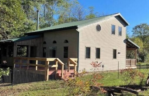 Nelsonville Cabin | Sawyer's Landing. Perfect for Hikers! Pet Friendly and very relaxing!