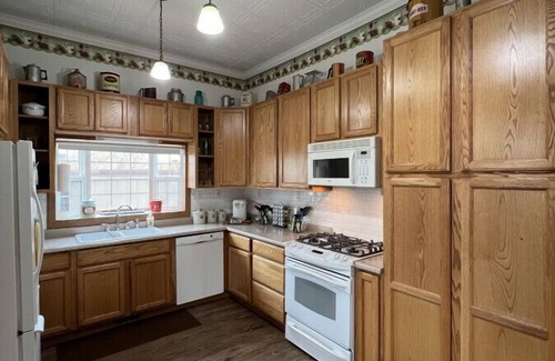Baker City Apartment | Scarlet Begonia - Great For Families!