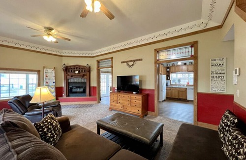 Baker City Apartment | Scarlet Begonia - Great For Families!