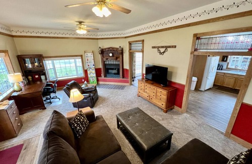 Baker City Apartment | Scarlet Begonia - Great For Families!