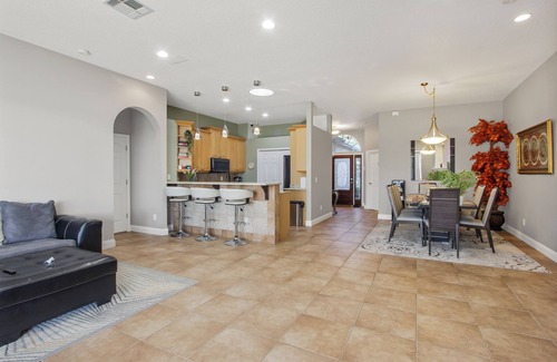 Plymouth House | Scenic 3-bedroom house in lovely Apopka with AC, WiFi and beautiful natural view