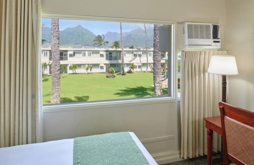 Kahului Hotel | Scenic Beachfront Room with Access to Local Shops | Breathtaking Sunset