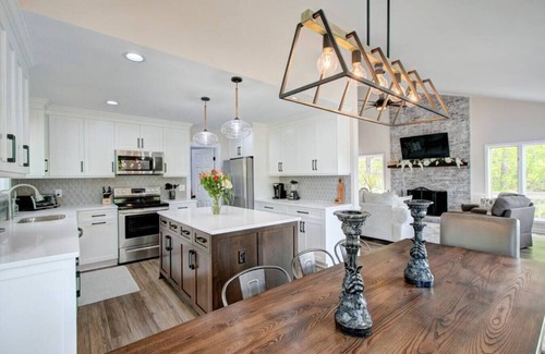 Bowling Green Apartment | Scenic Charlotte Lakehouse|4BR w/Patio-Hot Tub-BBQ