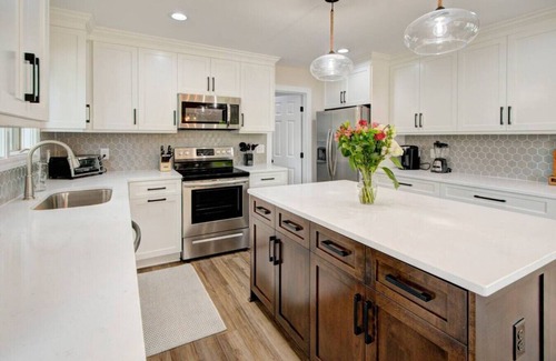 Bowling Green Apartment | Scenic Charlotte Lakehouse|4BR w/Patio-Hot Tub-BBQ