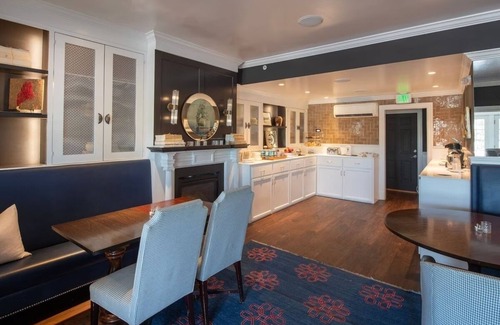 Kennebunkport Hotel | Scenic Downtown Retreat w/Complimentary Breakfast | Near Kennebunk Beach