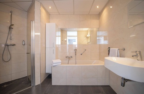 Edelstenenbuurt Hotel | Scenic Escape with Complimentary Breakfast, Parking and Local Trails