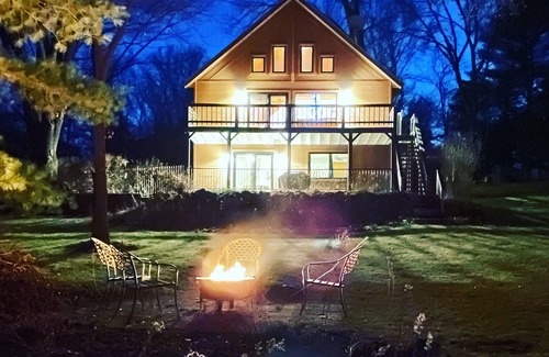Oxford Cabin | Scenic Lake Views & Adventure Near the Dells