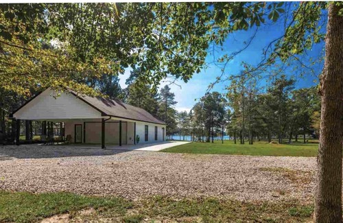 Brookeland House | Scenic Lakefront 5 miles from Millcreek boat ramp Great for fishermen!