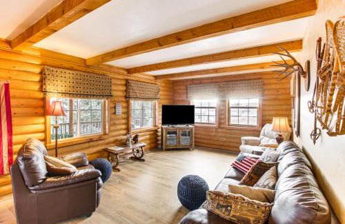 Sweetwater House | Scenic Views and Game Room Garden City Retreat!