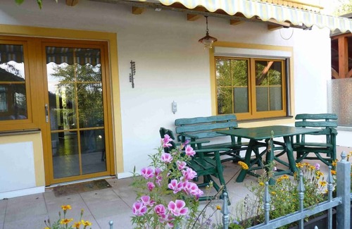 Bad Griesbach im Rottal Apartment | Schöne, zentrale Ferienwohnung mit Südterrasse