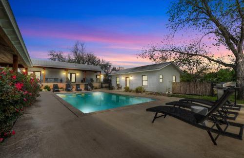 Fredericksburg House | Schubert Inn-Main with Pool and Grill - 2Blks to Main