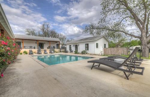 Fredericksburg House | Schubert Inn-Main with Pool and Grill - 2Blks to Main