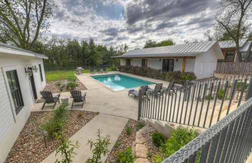 Fredericksburg House | Schubert Inn-Main with Pool and Grill - 2Blks to Main