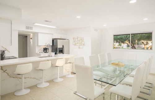 Park Scottsdale 18 House | Scottsdale Lux Home 7 beds, 5 TVs, pool, pets ok, jetted tub, large private yard