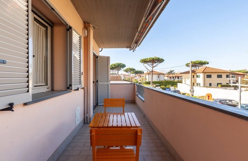 Cinquale Apartment | "Sea apartment with mountain view, terrace and Wi-Fi