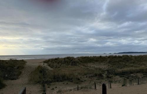 Castle House | Sea Breeze 1-Bed Retreat with Parking