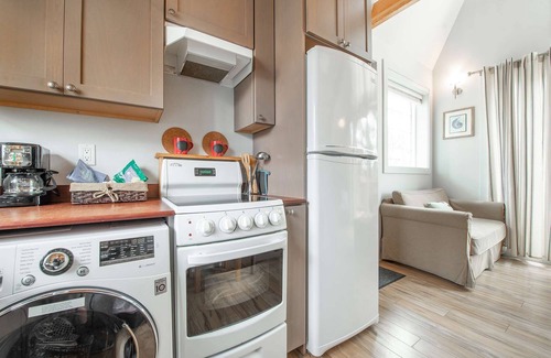 Ocean Shores Cottage | Sea Breeze Cottage - Pet Friendly, Walk to Beach!