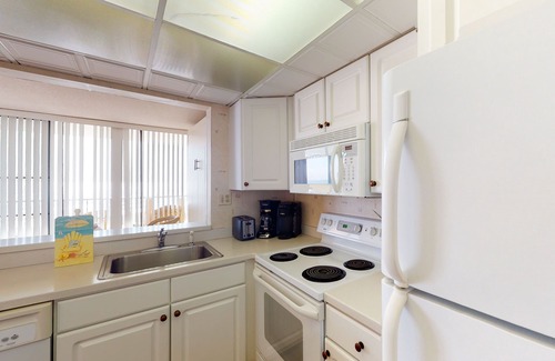 Bethany Beach Condo | Sea Colony 7th floor condo w/shared basketball court, elevator, and ocean view