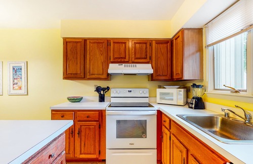 Bethany Beach Condo | Sea Colony Tennis 1st-floor condo with pools, gym & private beach