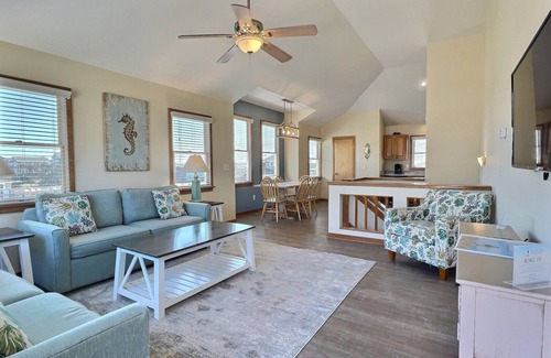 Hatteras Island Cottage | Sea Horse- Oceanside- Only a short Walk to Beach- Community Pool & Spa