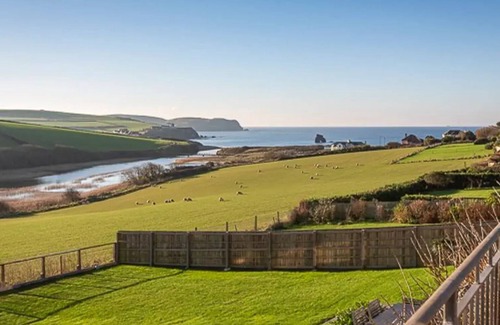 Thurlestone House | Sea Reach, Thurlestone in South Devon, sleeps 8, sea views and beaches close by