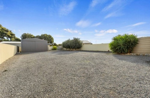 Para Wurlie House | Sea's the Day - Spacious, Sea Glimpses from Balcony!