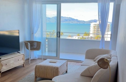 Townsville Apartment | Sea Side apartment escape, overlooking the Strand.