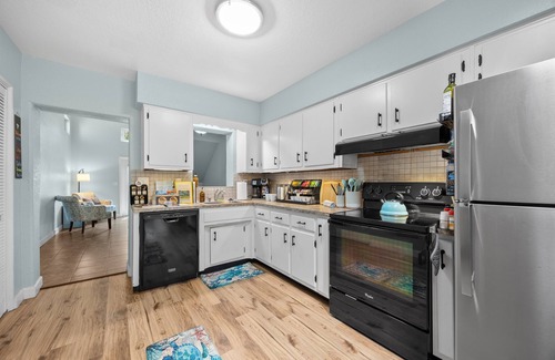 Cocoa Beach Cottage | Sea Turtle-Mins to Beach, Pet Friendly, King Bed