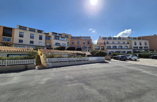 Le Brusc Apartment | Sea view, 10 minuts of the beach