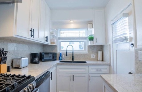 The Strand House | Sea View, Flower Garden, A/c, W/d, Renovated