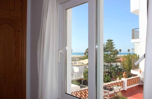 Conil de la Frontera City Center Apartment | Sea view, only 100 m to the sandy beach in Conil, furnished balcony and shared roof terrace - apt. De Dios -