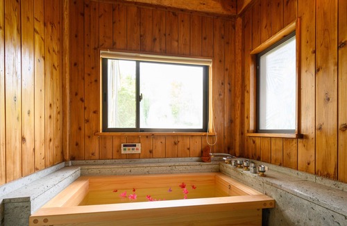 Futo Villa | Sea view! Shizenbegumi rental villa Clover log house with hot spring BBQ available